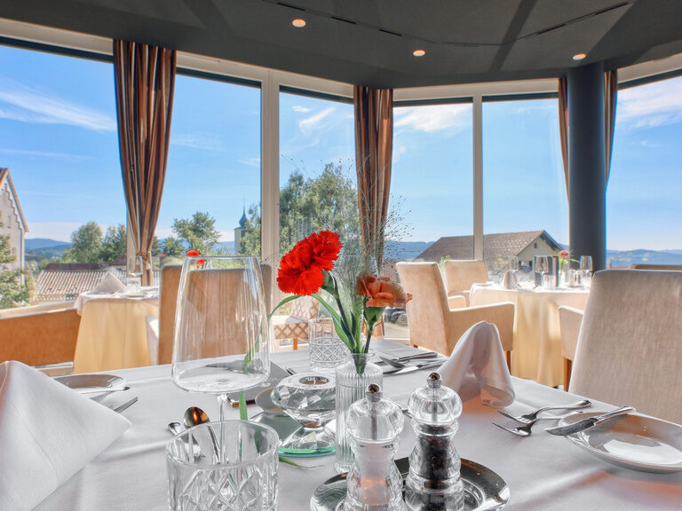 Das elegante Restaurant im Hotel Oswald bietet kulinarischen Genuss mit herrlichem Panoramablick über den Bayerischen Wald.