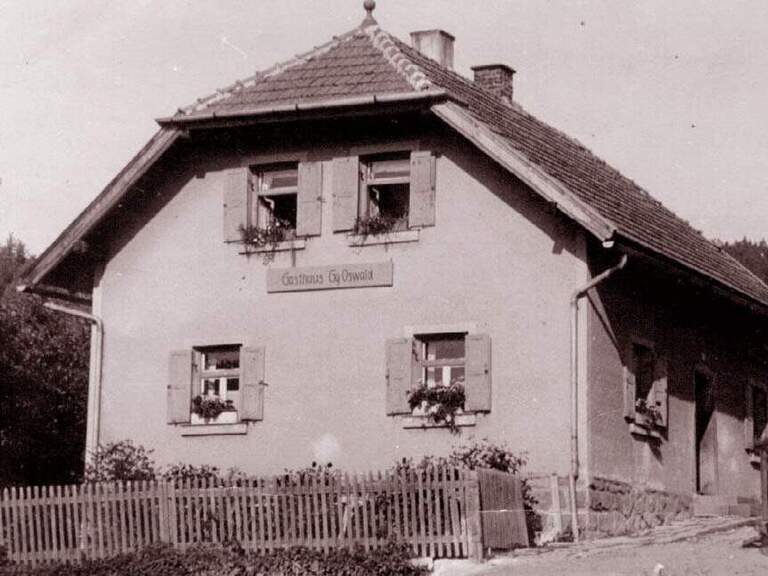 Altes Foto des ursprünglichen Gasthauses Oswald mit Gartenzaun und Fensterläden