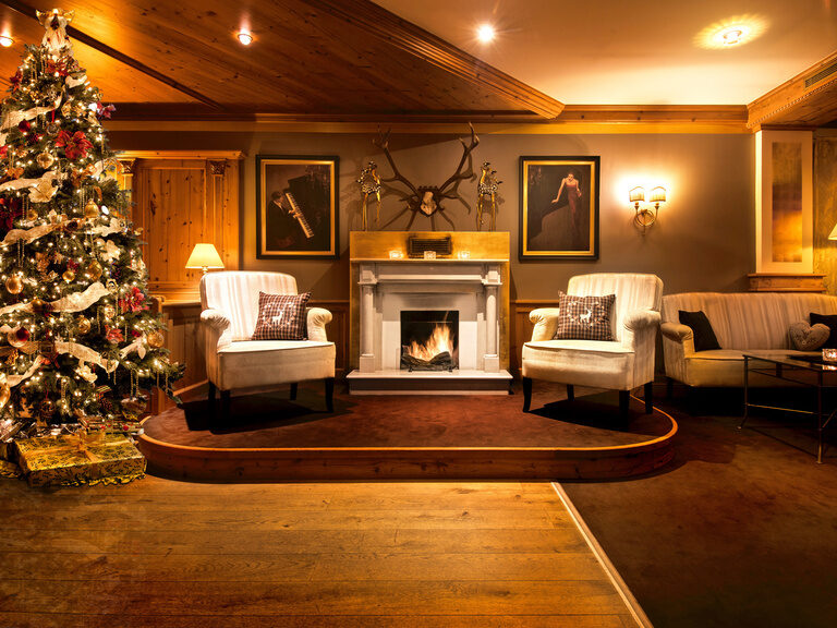 Das festlich geschmückte Kaminzimmer im Wellnesshotel Oswald im Bayerischen Wald.
