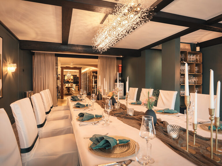Elegantes Bankett im Weinzimmer mit weißen Möbeln und Tafelgeschirr im Hotel Oswald Bayerischer Wald