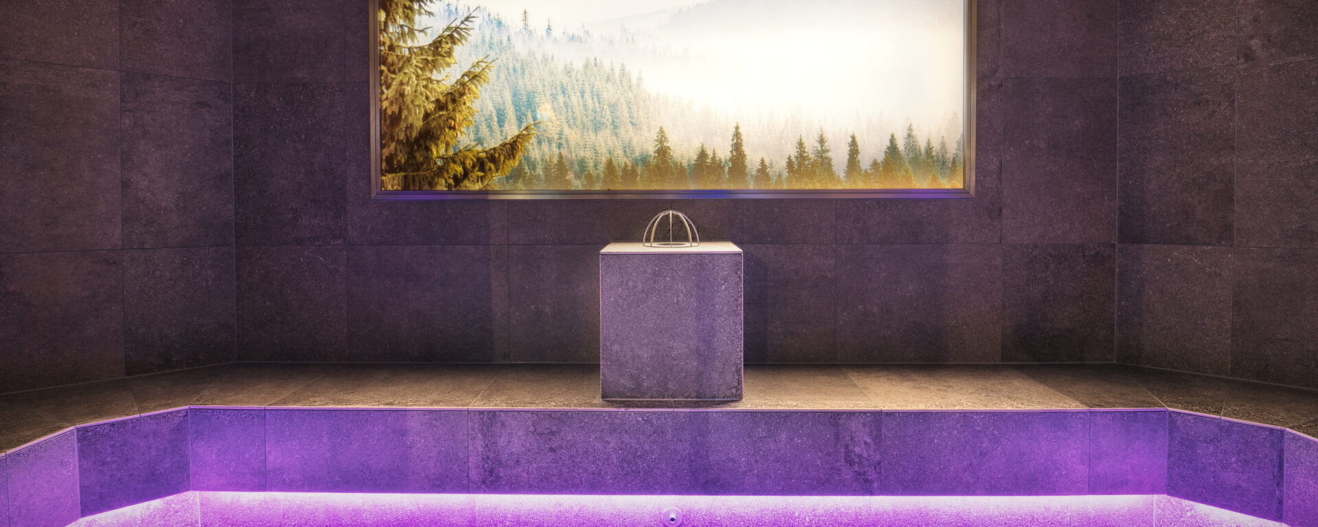 Ein lila beleuchteter Raum im Wellnessbereich eines Resorts.