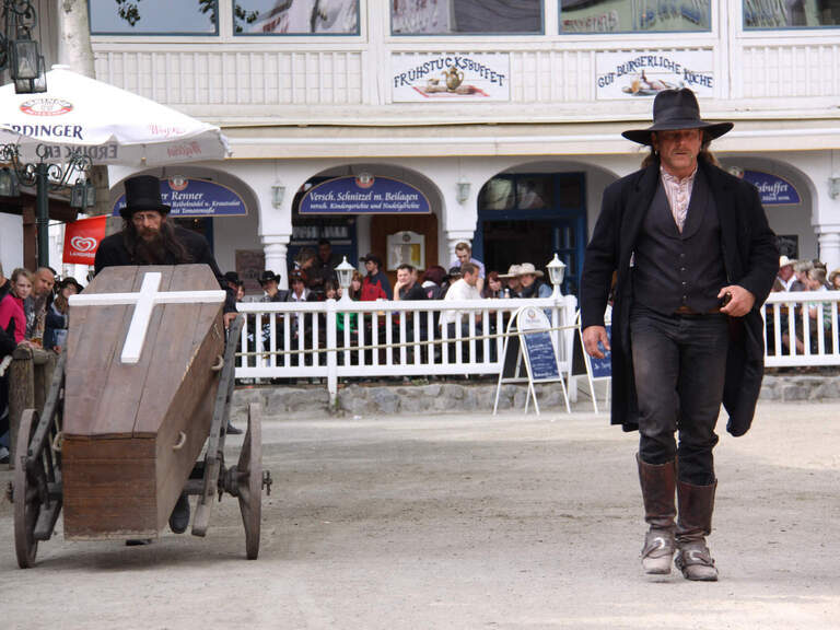 Westernszene mit Sargkutsche und Schauspielern in Pullman City Bayerischer Wald.