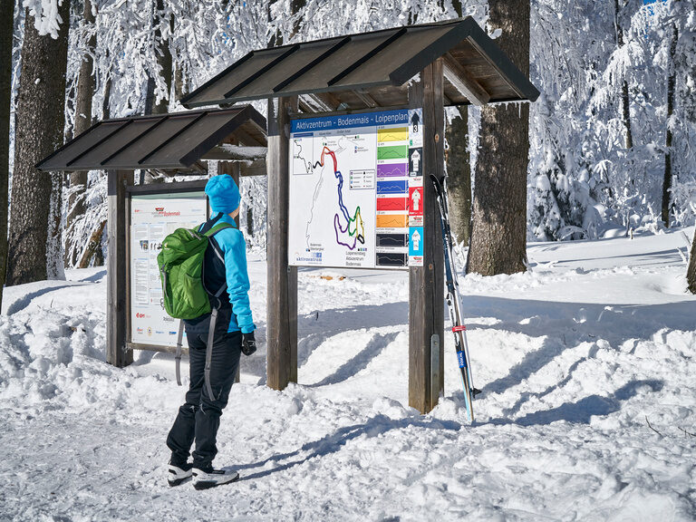 Die verschneite Landschaft lädt zum Winterwandern im Bayerischen Wald ein.