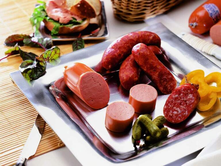Die herzhafte Wurstplatte im Hotel Oswald im Bayerischen Wald bietet eine Auswahl regionaler Spezialitäten für Genießer.
