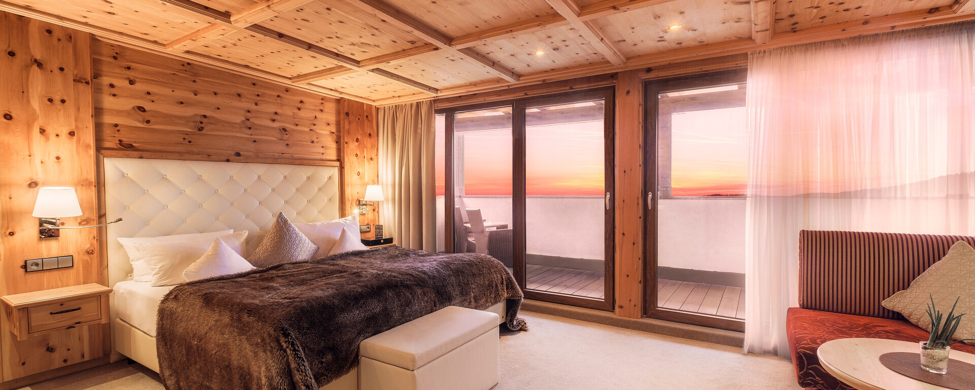 Der große Balkon im Zirbenzimmer Abendrot im Hotel Oswald eröffnet einen traumhaften Blick auf den Sonnenuntergang Bayerischer Wald.