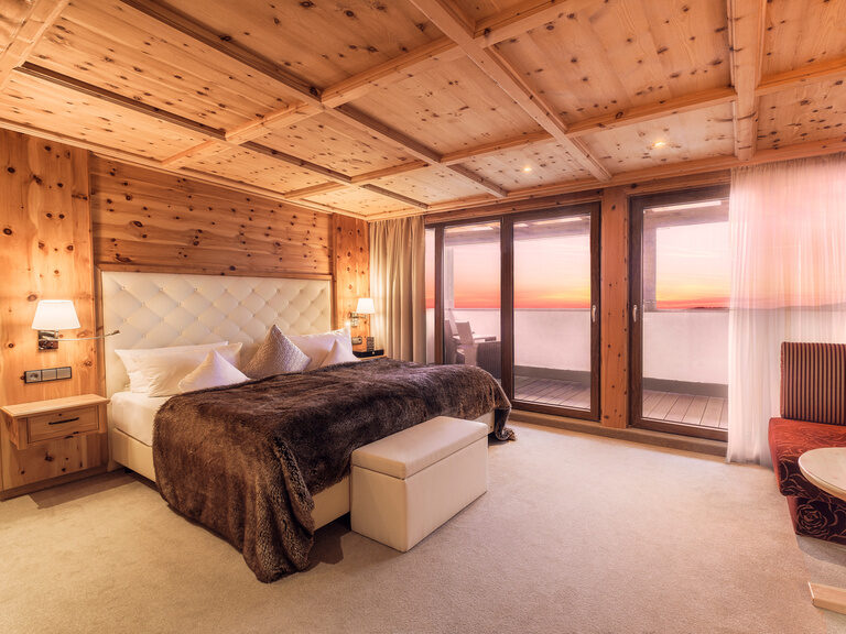 Der große Balkon im Zirbenzimmer Abendrot im Hotel Oswald eröffnet einen traumhaften Blick auf den Sonnenuntergang Bayerischer Wald.