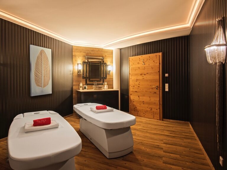 Der Behandlungsraum im Wellnesshotel Oswald ist ideal für Paarmassagen und gemeinsame Wellnessmomente.